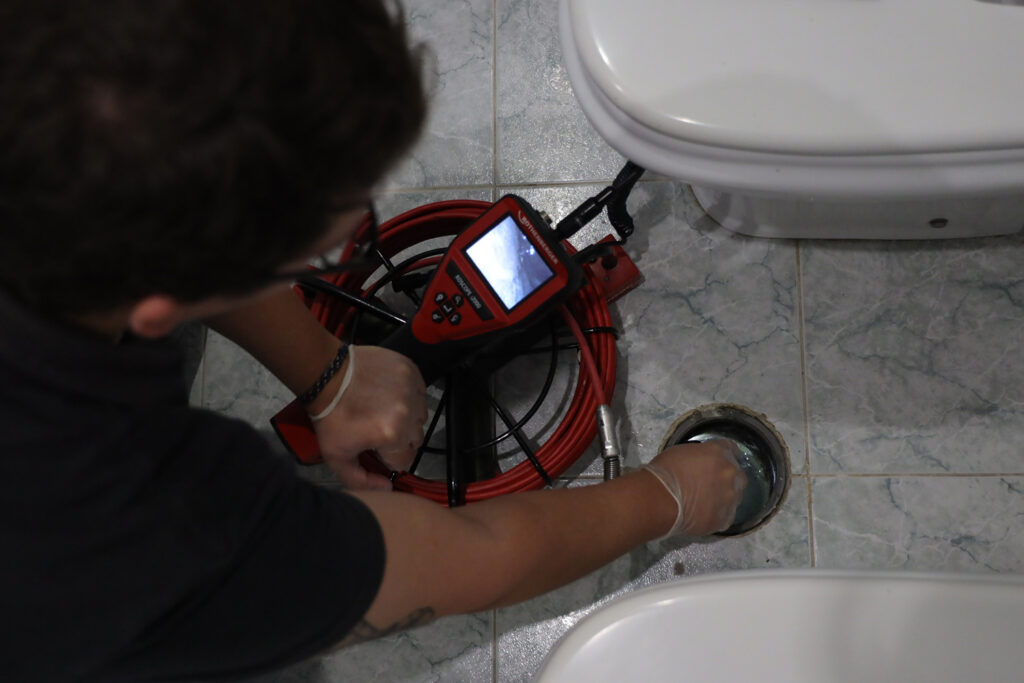 saneamento e esgotos em casa de banho