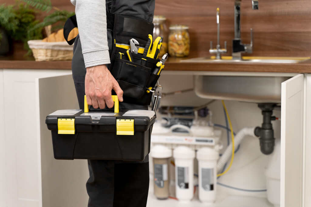 homem preparado para efetuar reparações