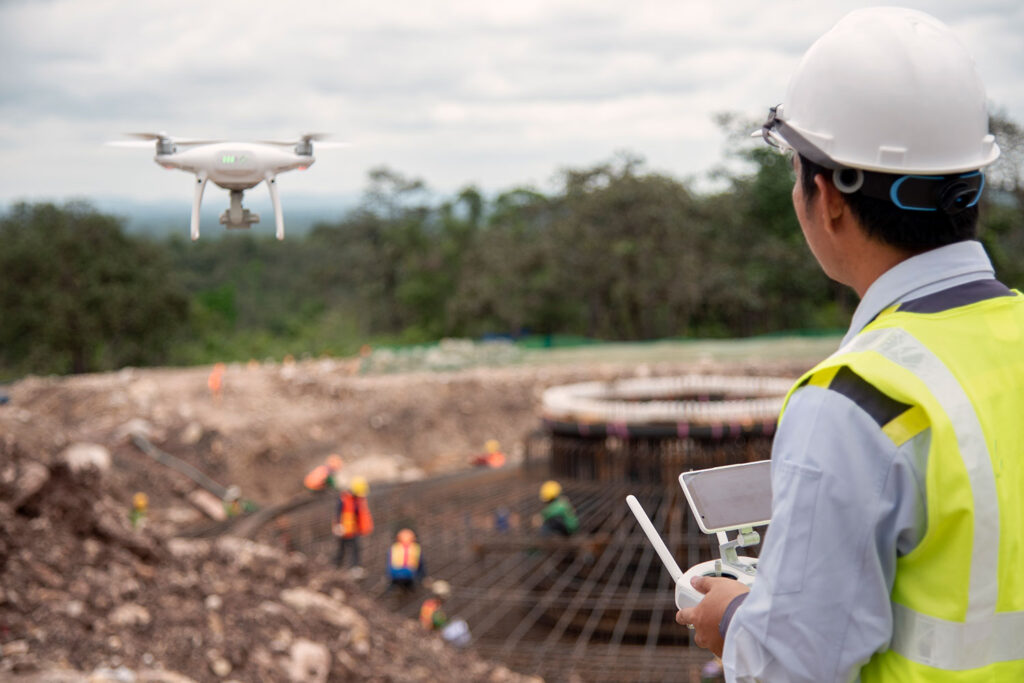 pessoa a inspecionar com drone